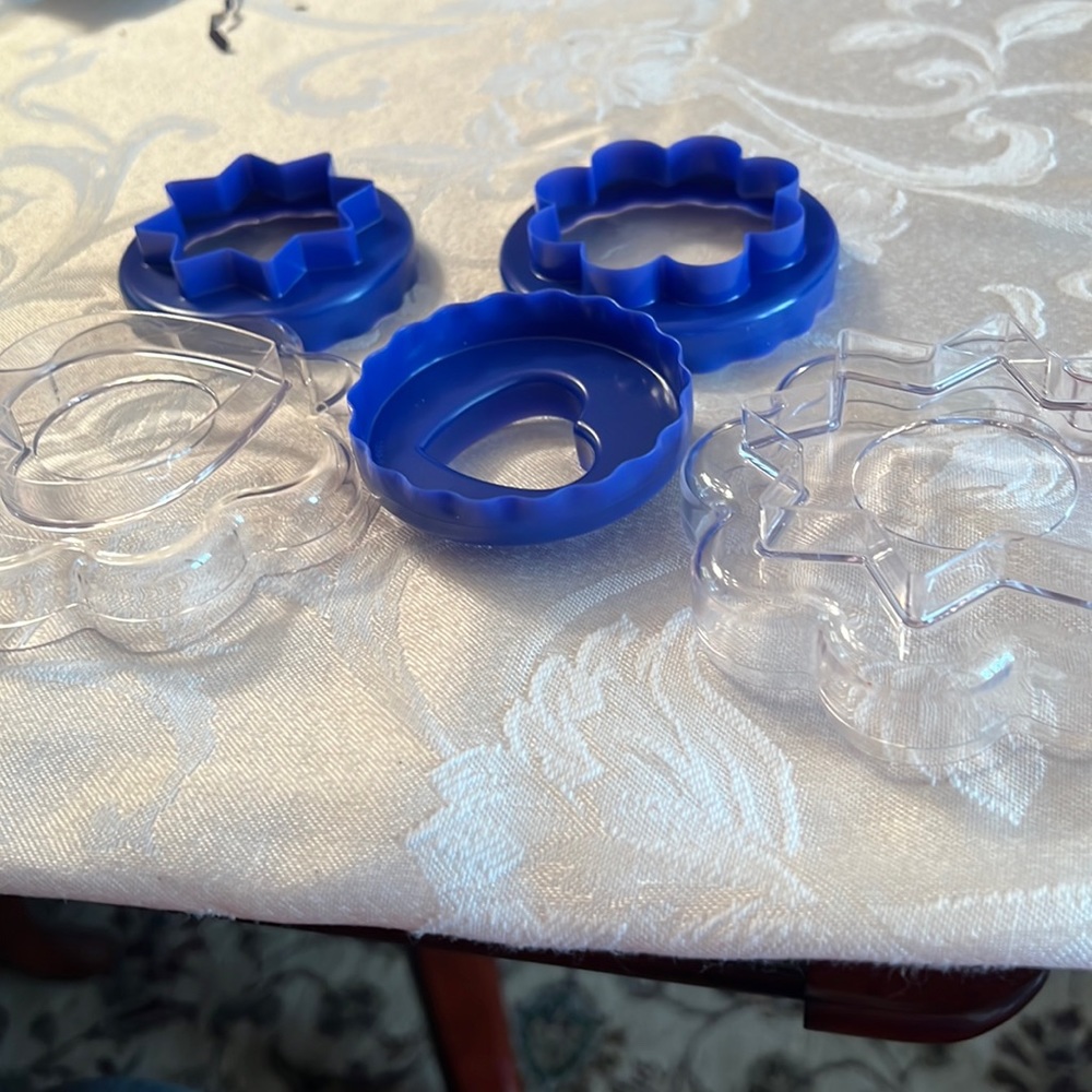 Tupperware vintage 5 pc cookie cutters.